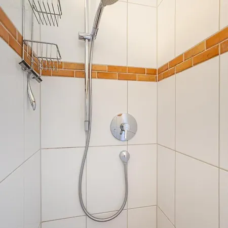 Vakantiehuis Mine Heimat Een, Moderne Und Komfortable Reet-doppelhaushaelfte Fuer 4 Personen In