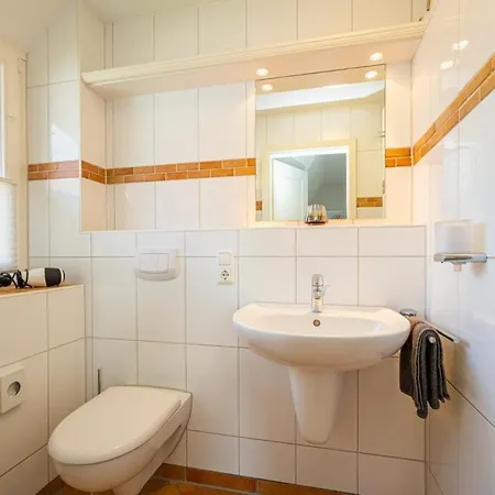 Mine Heimat Een, Moderne Und Komfortable Reet-doppelhaushaelfte Fuer 4 Personen In