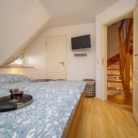 Mine Heimat Een, Moderne Und Komfortable Reet-doppelhaushaelfte Fuer 4 Personen In Vakantiehuis *