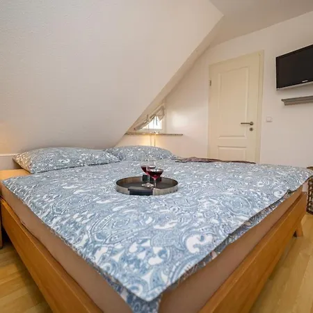 Vakantiehuis Mine Heimat Een, Moderne Und Komfortable Reet-doppelhaushaelfte Fuer 4 Personen In