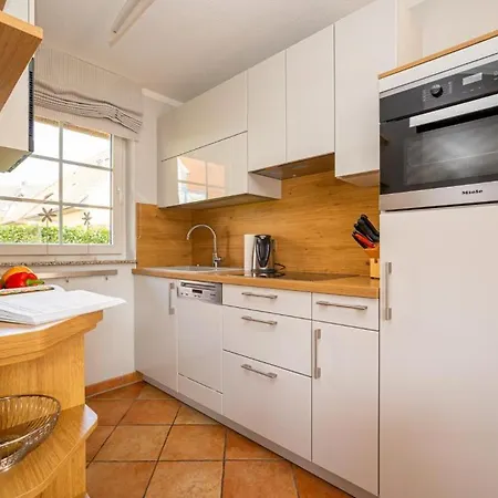 Vakantiehuis Mine Heimat Een, Moderne Und Komfortable Reet-doppelhaushaelfte Fuer 4 Personen In Zingst
