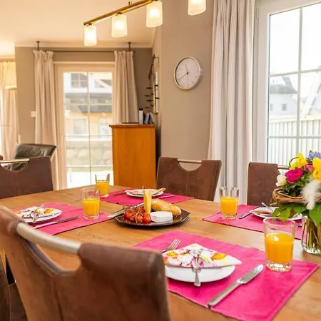 Vakantiehuis Mine Heimat Een, Moderne Und Komfortable Reet-doppelhaushaelfte Fuer 4 Personen In Zingst